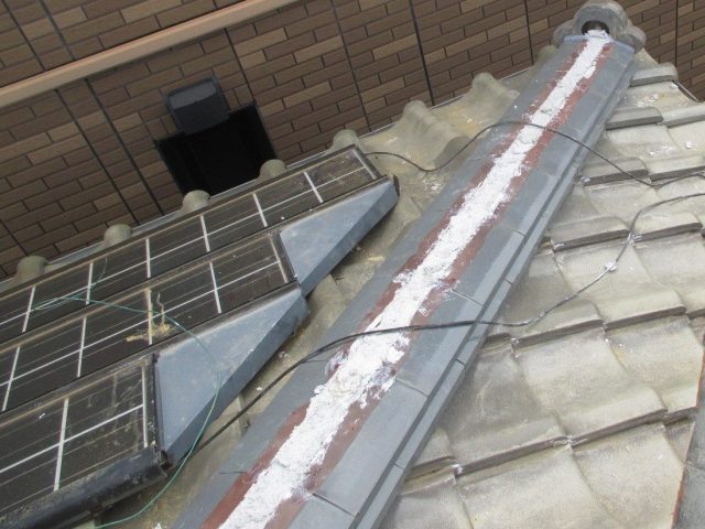 播磨町の棟積み替えで設置されていくのし瓦